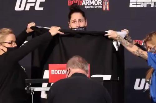 Jessica Eye a picat proba cântarului // foto: captură Twitter