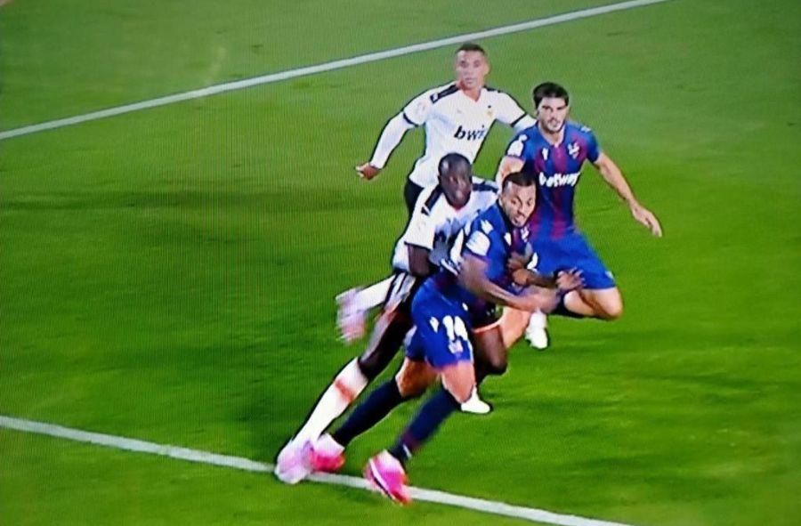 Penalty-ul provocat de Mouctar Diakhaby în Valencia - Levante „Mister Penalty” Diakhaby, coșmarul Valenciei: „Ne-a costat puncte și eliminarea din Ligă”