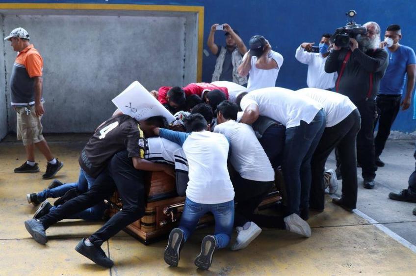 Colegii de echipă ai lui Alexander Martinez au îmbrățișat sicriul acestuia