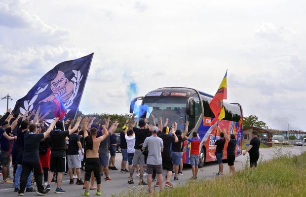 VIDEO+FOTO EXCLUSIV Ultrașii FCSB, spectacol în Berceni! Imagini de la plecarea „roș-albaștrilor” la Cluj