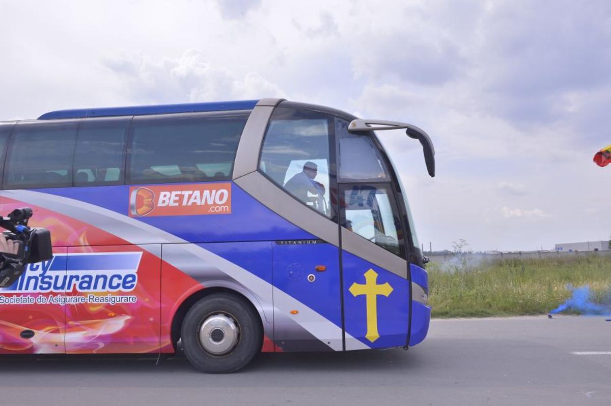VIDEO+FOTO EXCLUSIV Ultrașii FCSB, spectacol în Berceni! Imagini de la plecarea „roș-albaștrilor” la Cluj