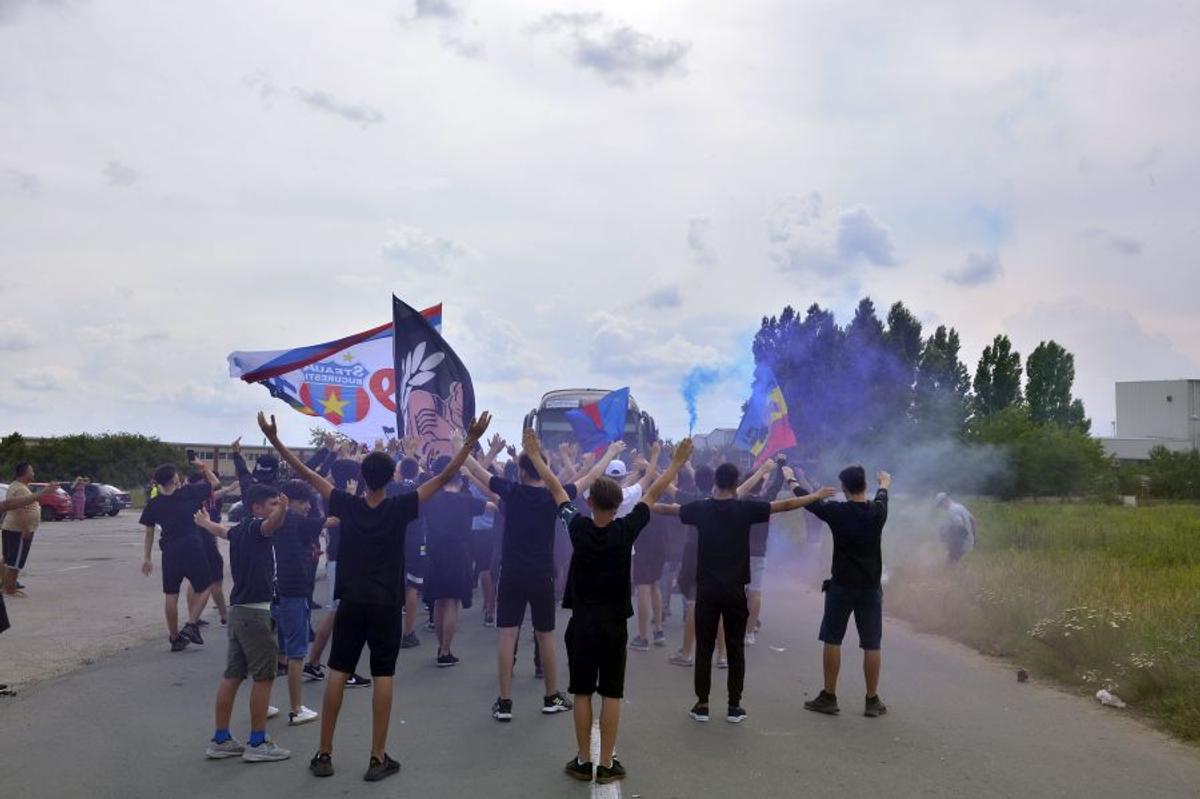 VIDEO+FOTO EXCLUSIV Ultrașii FCSB, spectacol în Berceni! Imagini de la plecarea „roș-albaștrilor” la Cluj