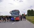 VIDEO+FOTO EXCLUSIV Ultrașii FCSB, spectacol în Berceni! Imagini de la plecarea „roș-albaștrilor” la Cluj