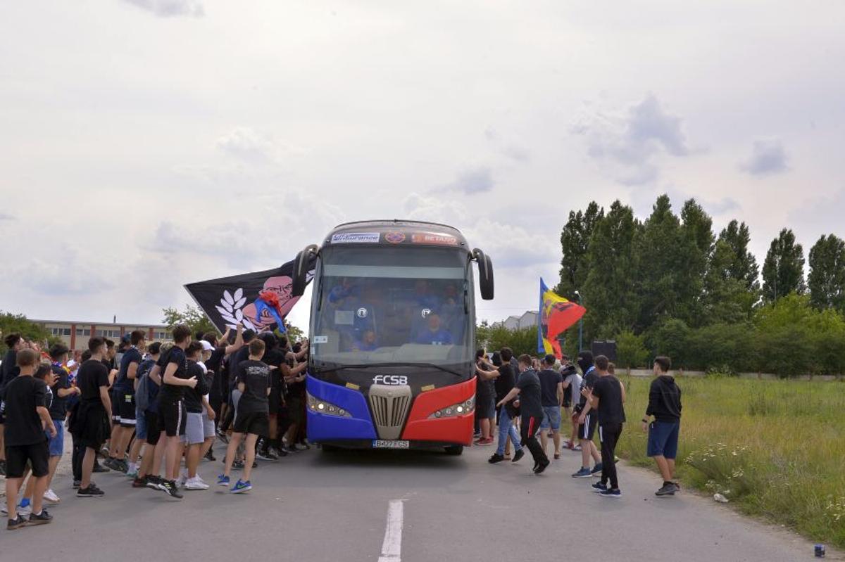 VIDEO+FOTO EXCLUSIV Ultrașii FCSB, spectacol în Berceni! Imagini de la plecarea „roș-albaștrilor” la Cluj