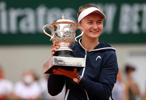 Barbora Krejcikova cu trofeul de campioană la Paris Foto Guliver/GettyImages