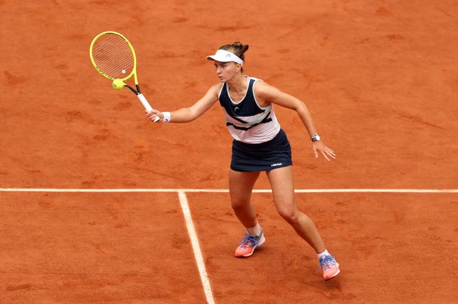 Barbora Krejcikova în timpul finalei de simplu de la Roland Garros Foto Guliver/GettyImages Povestea emoționantă a cehoaicei Barbora Krejcikova, dublă învingătoare la Roland Garros: „Mereu voi fi acea fetiță din micul meu oraș”