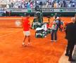 Novak Djokovic (34 de ani, 1 ATP) i-a oferit racheta unui copil aflat în tribunele arenei Philippe Chatrier.