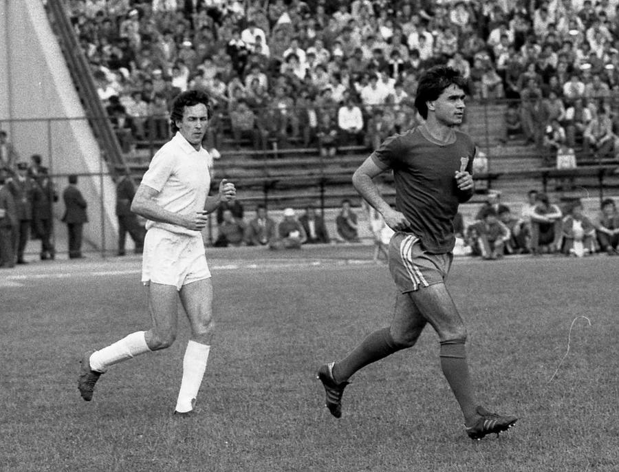 Dembrovszki și Iordănescu în finala Cupei României din 1980 Interviu savuros cu Dembrovszki, „tricolorul” care trebuia să aibă statuie lângă Pele: „Am o statuie de lemn la mine în sat. Era lângă biserică, se închinau babele la ea. Credeau că e un sfânt”