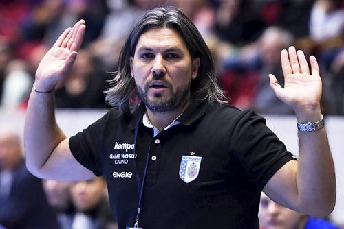 Adrian Vasile, antrenorul de la CSM București, este cel mai bine plătit antrenor din Liga Florilor, 10.000 euro/lună // foto: Imago Images