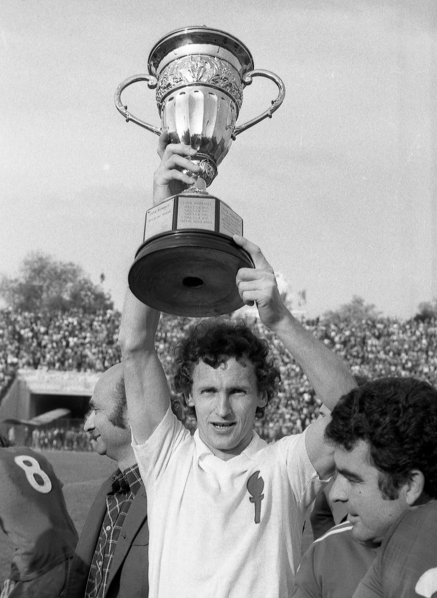 Momentul de vârf al carierei lui Dembrovszki la nivel de club: Cupa României în 1980 după o finală Poli Timișoara - Steaua 2-1 Interviu savuros cu Dembrovszki, „tricolorul” care trebuia să aibă statuie lângă Pele: „Am o statuie de lemn la mine în sat. Era lângă biserică, se închinau babele la ea. Credeau că e un sfânt”