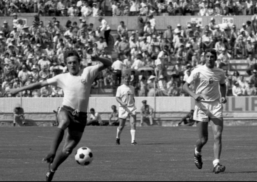 Dembrovszki a fost omul meciului în victoria, 2-1, cu Cehoslovacia din al doilea meci al grupei de la Mondial Interviu savuros cu Dembrovszki, „tricolorul” care trebuia să aibă statuie lângă Pele: „Am o statuie de lemn la mine în sat. Era lângă biserică, se închinau babele la ea. Credeau că e un sfânt”