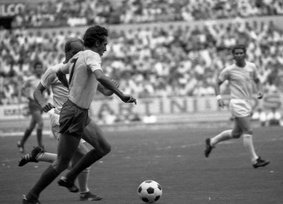 Demrbovszki, atacat de Bobby Charlton, căpitanul campioanei mondiale din 1966 Interviu savuros cu Dembrovszki, „tricolorul” care trebuia să aibă statuie lângă Pele: „Am o statuie de lemn la mine în sat. Era lângă biserică, se închinau babele la ea. Credeau că e un sfânt”