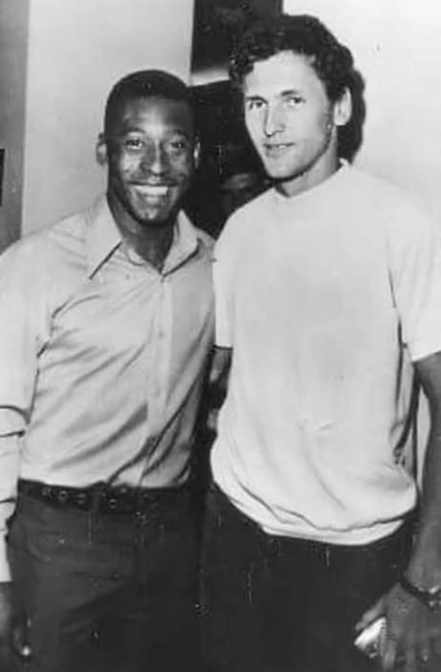 Pele și Dembrovszki, o poză din 1969, cu un an înainte de întâlnirea de la Mondial Interviu savuros cu Dembrovszki, „tricolorul” care trebuia să aibă statuie lângă Pele: „Am o statuie de lemn la mine în sat. Era lângă biserică, se închinau babele la ea. Credeau că e un sfânt”