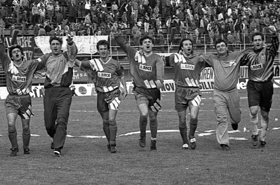 Daniel Gherasim în partea dreaptă într-un meci al Stelei împotriva Rapidului din 1994 A calificat Steaua în „infernul” de la Bastia și acum pregătește următorii portari ai naționalei: „Au aruncat cu crenvurști și monede”