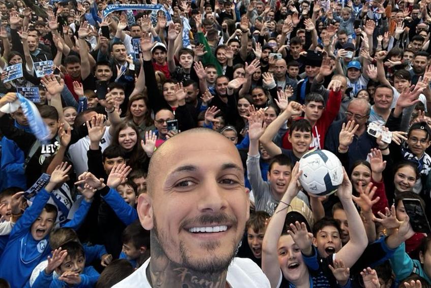 Prezentarea lui Alexandru Mitriță (28 de ani) la CS Universitatea Craiova a avut loc în această seară, în piața „Mihai Viteazul” din Bănie. Aproximativ 2.000 de persoane au asistat la eveniment. FOTO: Facebook @UCVOficial