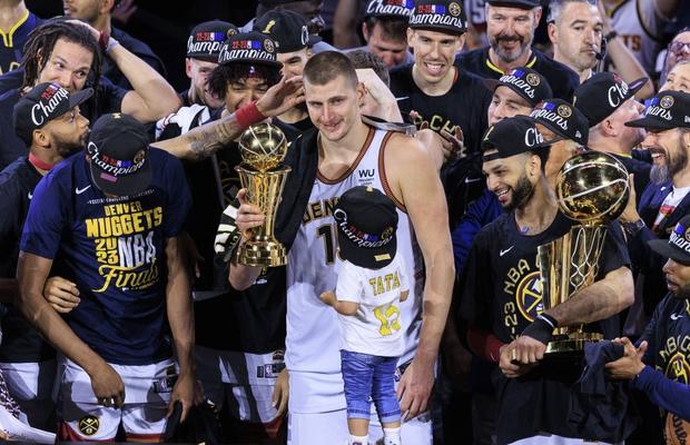 Serbia la putere! Nikola Jokic îi aduce lui Denver Nuggets primul titlu NBA din istorie, după victoria din meciul 5 al finalei cu Miami Heat