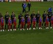 Jucătorii lui Lyon și juniorii Stelei. Olaru și Radu sunt în fața lui Toulalan și Wiltord