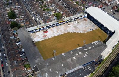 S-au apucat să demoleze cel mai ciudat stadion din Premier League » Imagini spectaculoase