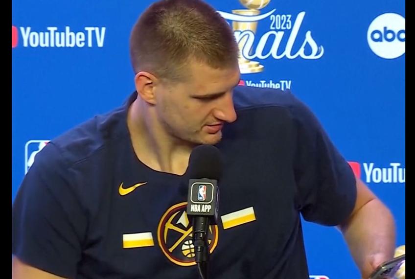 Nikola Jokic (28 de ani) a purtat-o pe Denver Nuggets spre primul titlu din istorie în NBA și a făcut spectacol la interviuri.
