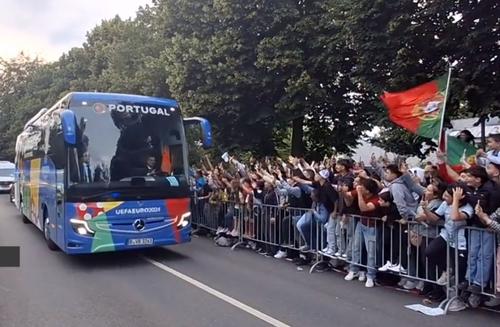Mii de suporteri au așteptat naționala Portugaliei la Marienfeld, locul unde Cristiano Ronaldo și colegii lui se vor caza în perioada Euro 2024.