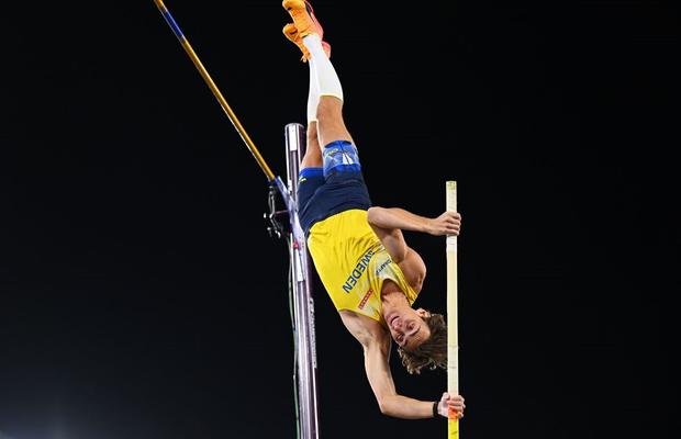 Mondo Duplantis a atacat din nou recordul mondial la săritura cu prăjina, tribuna cântându-i „Volare” pentru a-l încuraja