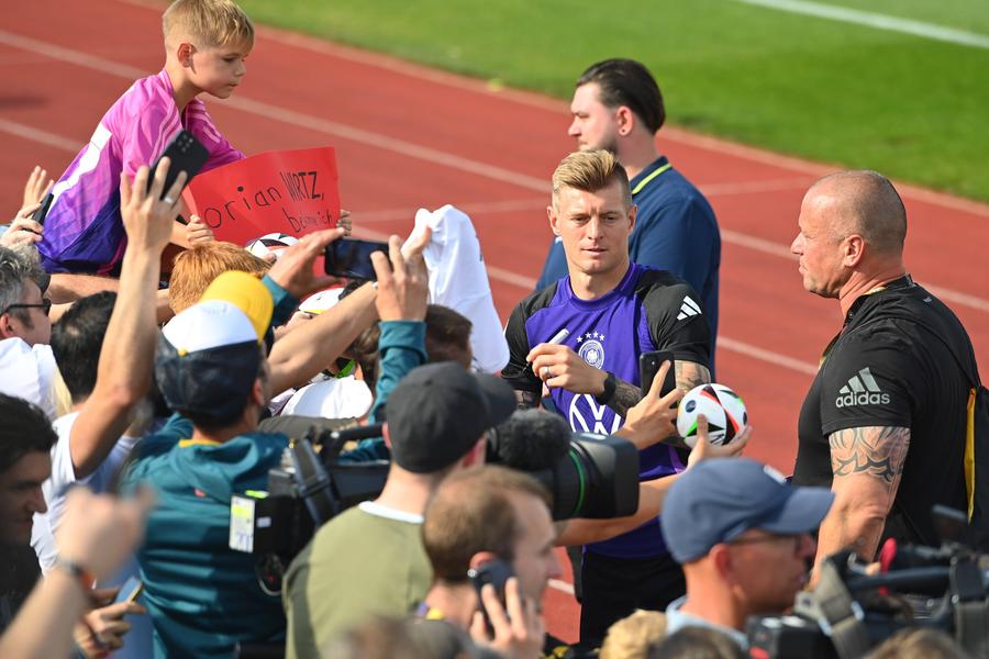 Toni Kroos a dat sute de autografe pentru suporteri FOTO Imago INTERZIS pentru jucătorii României! Ordinul dat de Edi Iordănescu înainte de startul Euro