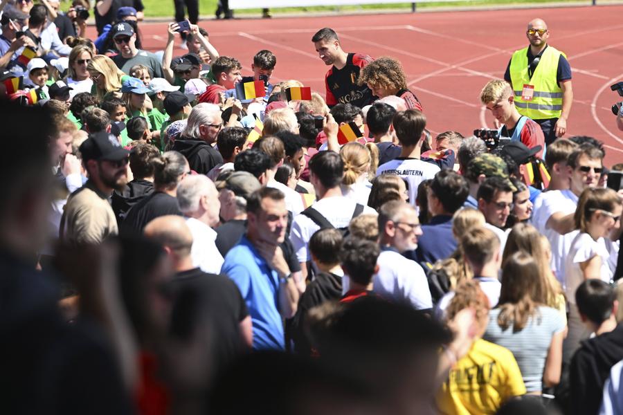 Belgienii au stat la coadă pentru autografe de la jucători FOTO Imago INTERZIS pentru jucătorii României! Ordinul dat de Edi Iordănescu înainte de startul Euro