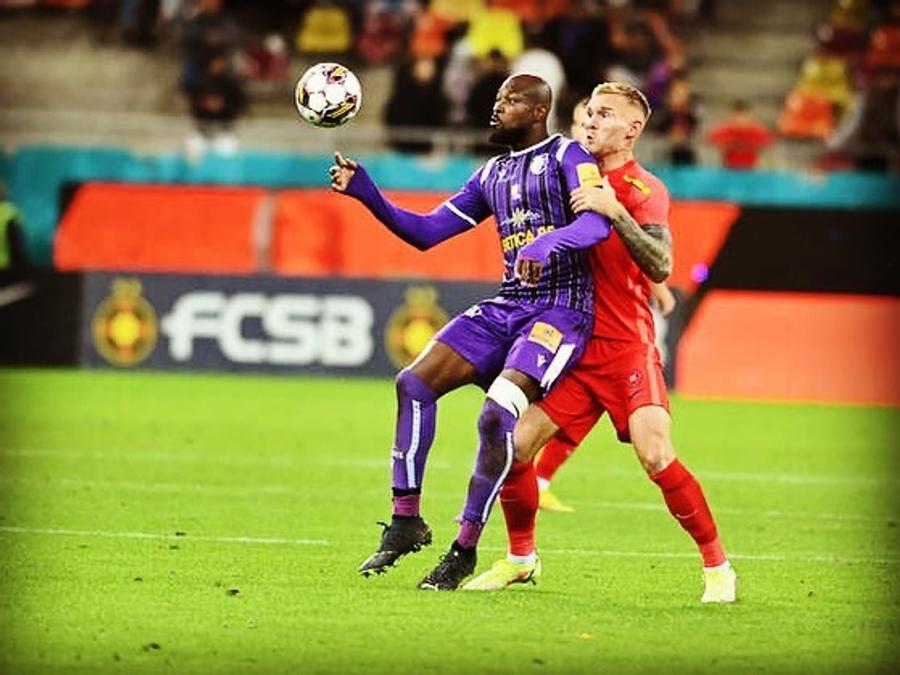 Arnold Garita, în tricoul lui FC Argeș contra FCSB-ului / Foto: Instagram Revine Arnold Garita în Superliga? Anunțul atacantului: „A fost incredibil”