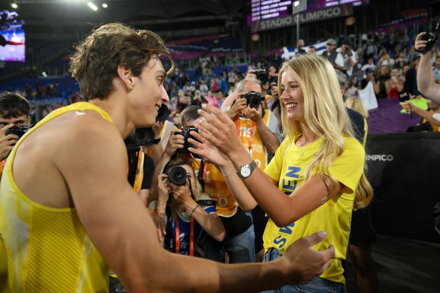 Armand Duplantis sărbătorind victoria cu iubita sa, Desire Inglander Foto: Guliver/GettyImages Senzația olimpică s-a căsătorit în secret cu iubita-model: cum a fost dat de gol