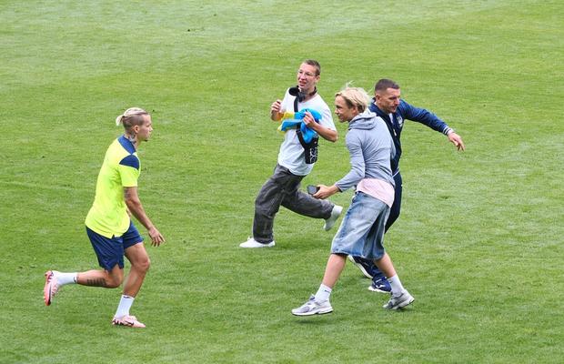 Stretching, miuțe și sprâncene încruntate! Cum s-a prezentat Ucraina la antrenament + cine a declanșat mini-isteria