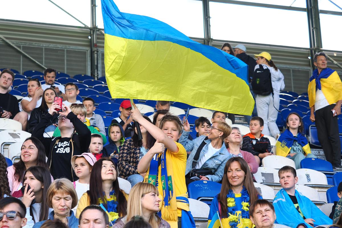 Ucraina învață să zâmbească din nou, alături de Mudryk și Zinchenko » Am asistat la primul antrenament al adversarei: chiote de bucurie în locul sirenelor și al războiului blestemat