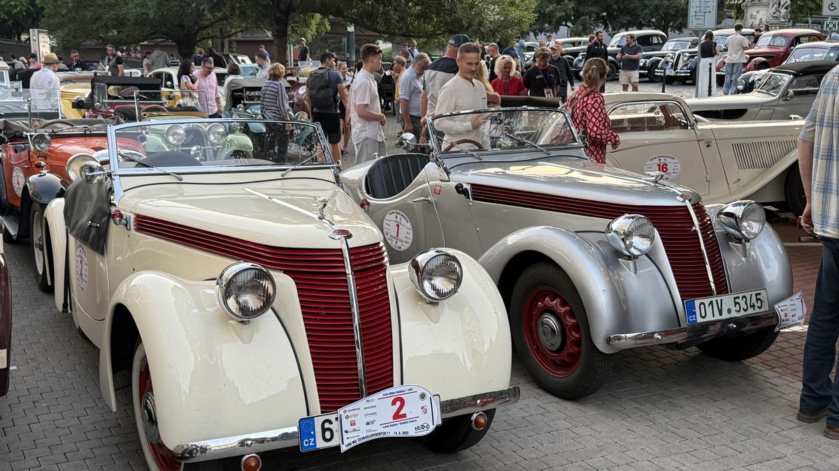 Imagini ca din perioada interbelică » Echipa GSP a participat la o cursă auto istorică: peste 100 de mașini de colecție