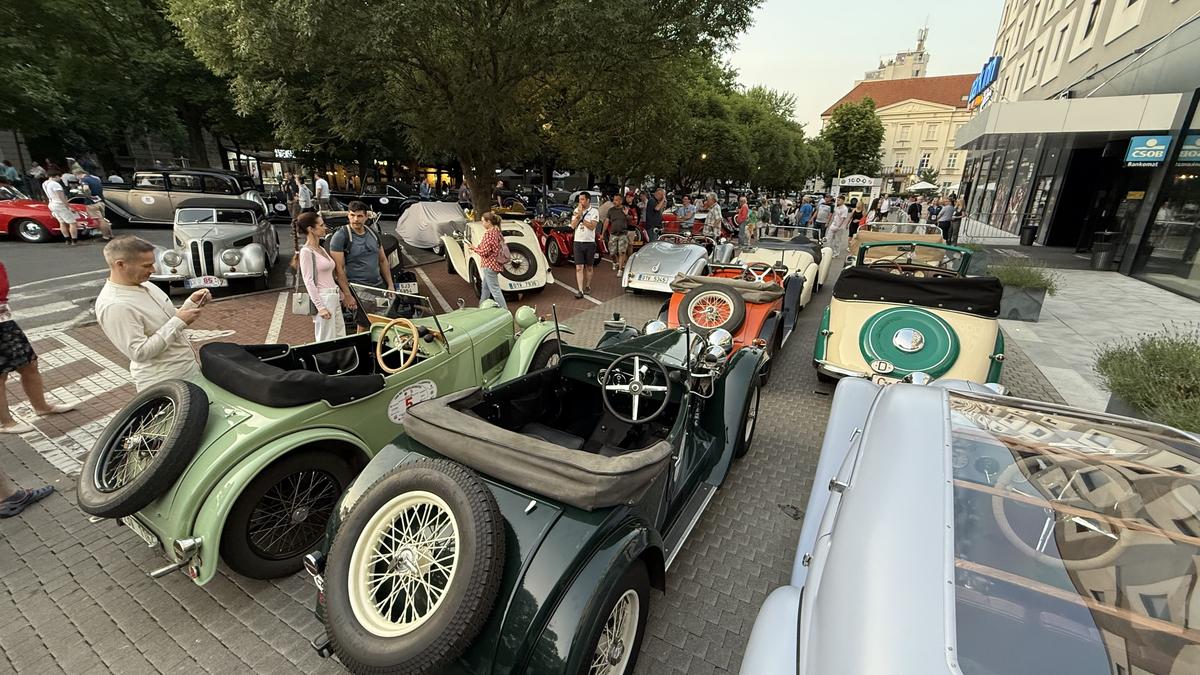 Imagini ca din perioada interbelică » Echipa GSP a participat la o cursă auto istorică: peste 100 de mașini de colecție