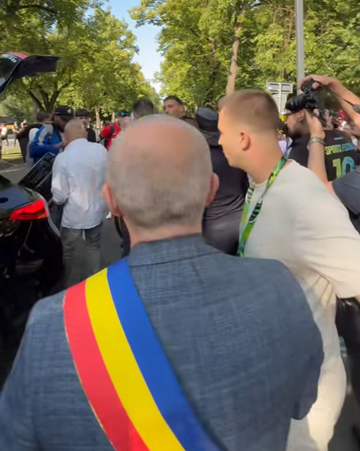Ronaldinho a ajuns la Cluj și a fost așteptat de Emil Boc » Ce cadou i-a făcut primarul