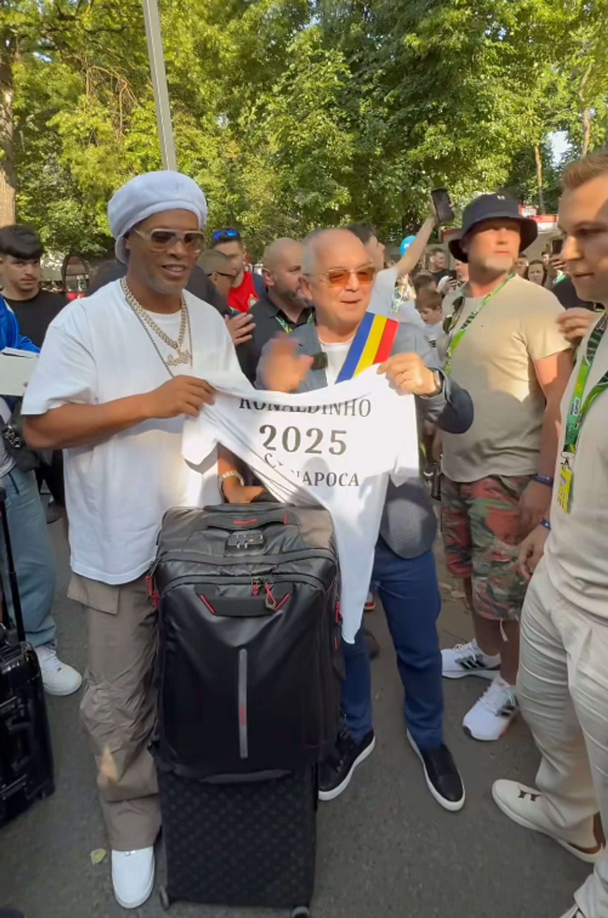 Ronaldinho a ajuns la Cluj și a fost așteptat de Emil Boc » Ce cadou i-a făcut primarul
