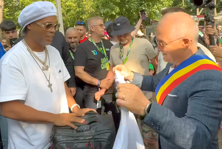 Ronaldinho (45 de ani) a ajuns la Cluj, unde va participa la Sports Festival, cel mai mare eveniment multi-sportiv din România.