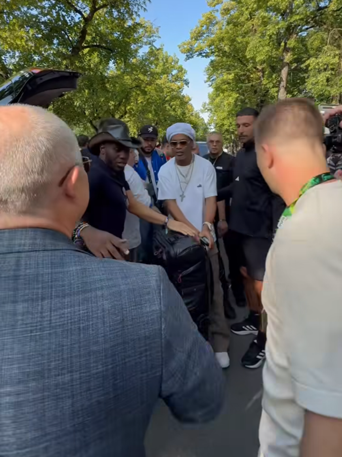 Ronaldinho a ajuns la Cluj și a fost așteptat de Emil Boc » Ce cadou i-a făcut primarul