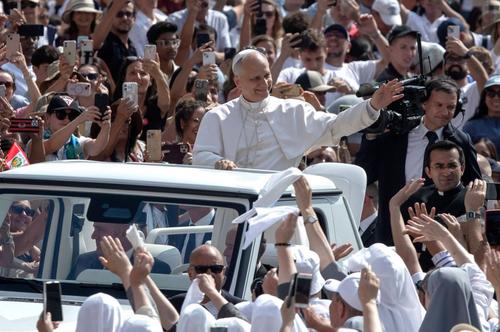 Papa Leon, salutând mulțimea la Vatican/ foto: Imago Images