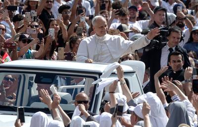 Papa Leon a surprins pe toată lumea » Gestul făcut în fața a mii de oameni a risipit dubiile: ce a purtat
