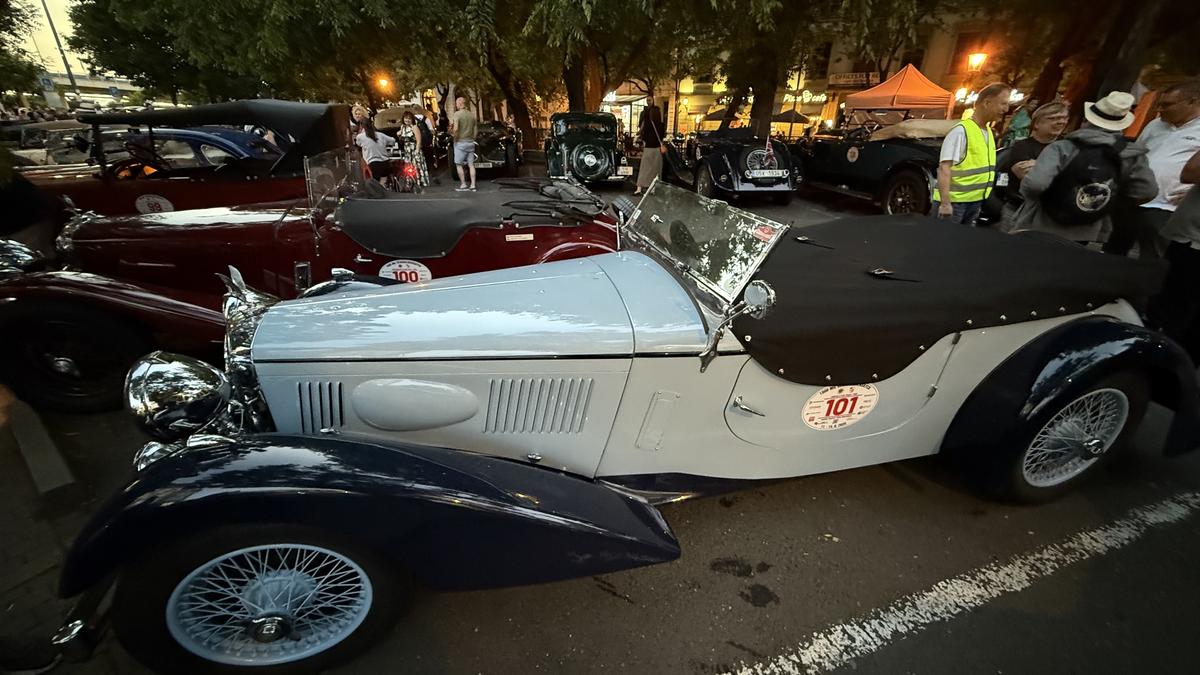 Imagini ca din perioada interbelică » Echipa GSP a participat la o cursă auto istorică: peste 100 de mașini de colecție