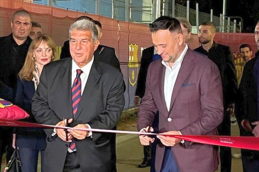 Marius Pavel, alături de Joan Laporta, președintele FC Barcelona, la lansarea Barca Academy România Mutare cu implicații profunde la Chindia: cine preia 60% din acțiuni » Primarul explică decizia și se laudă cu un parteneriat-șoc