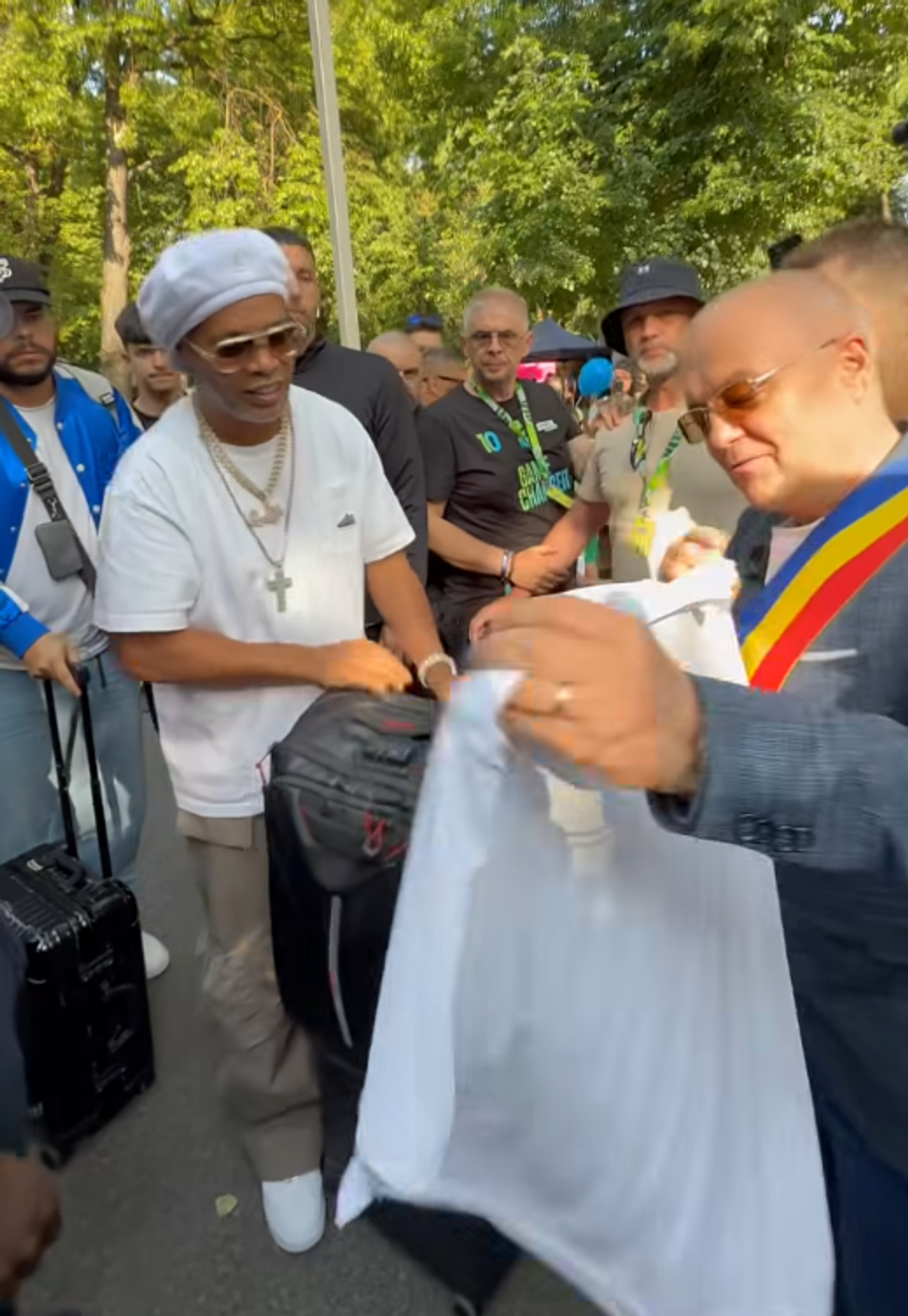 Ronaldinho a ajuns la Cluj și a fost așteptat de Emil Boc » Ce cadou i-a făcut primarul