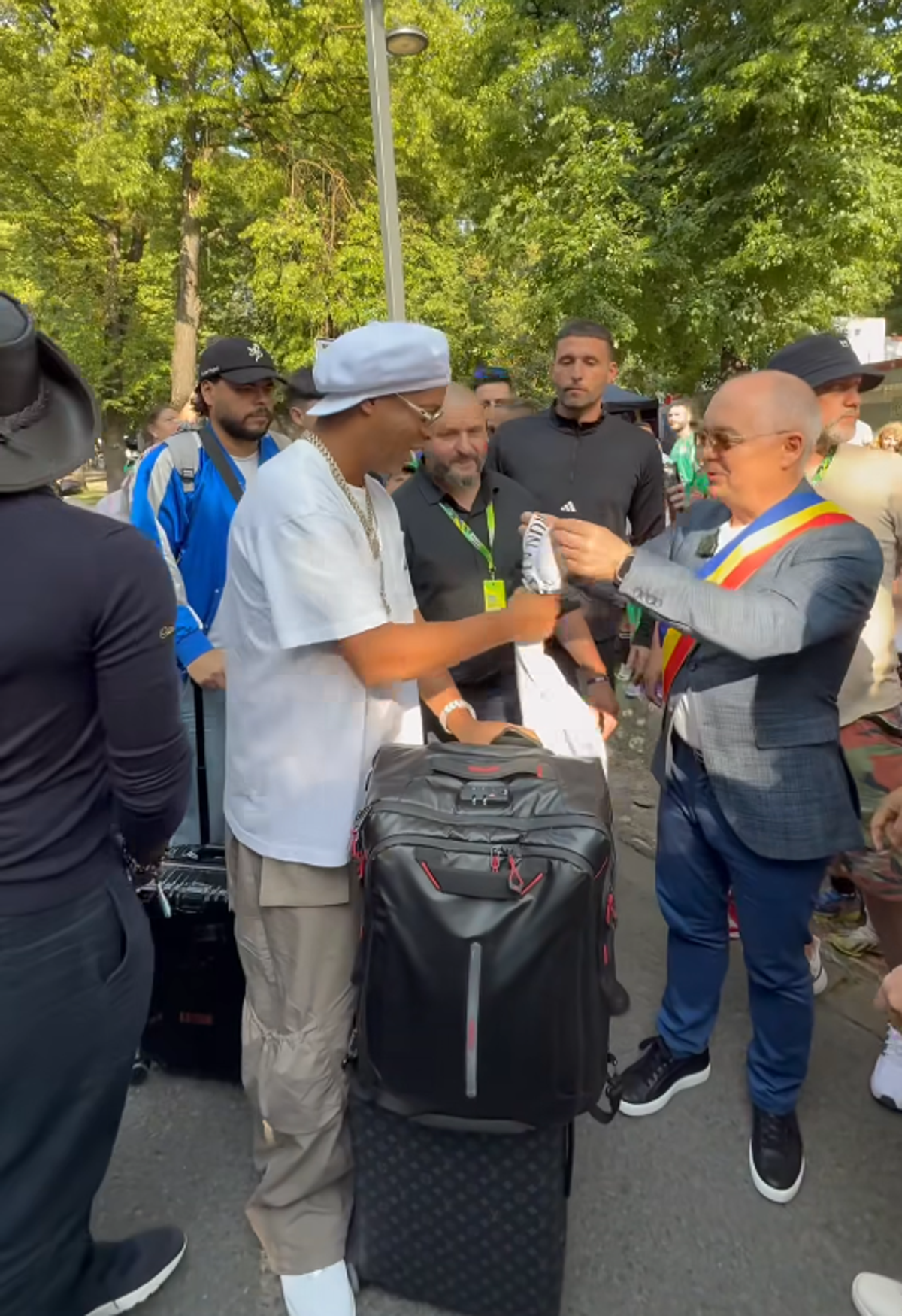 Ronaldinho a ajuns la Cluj și a fost așteptat de Emil Boc » Ce cadou i-a făcut primarul