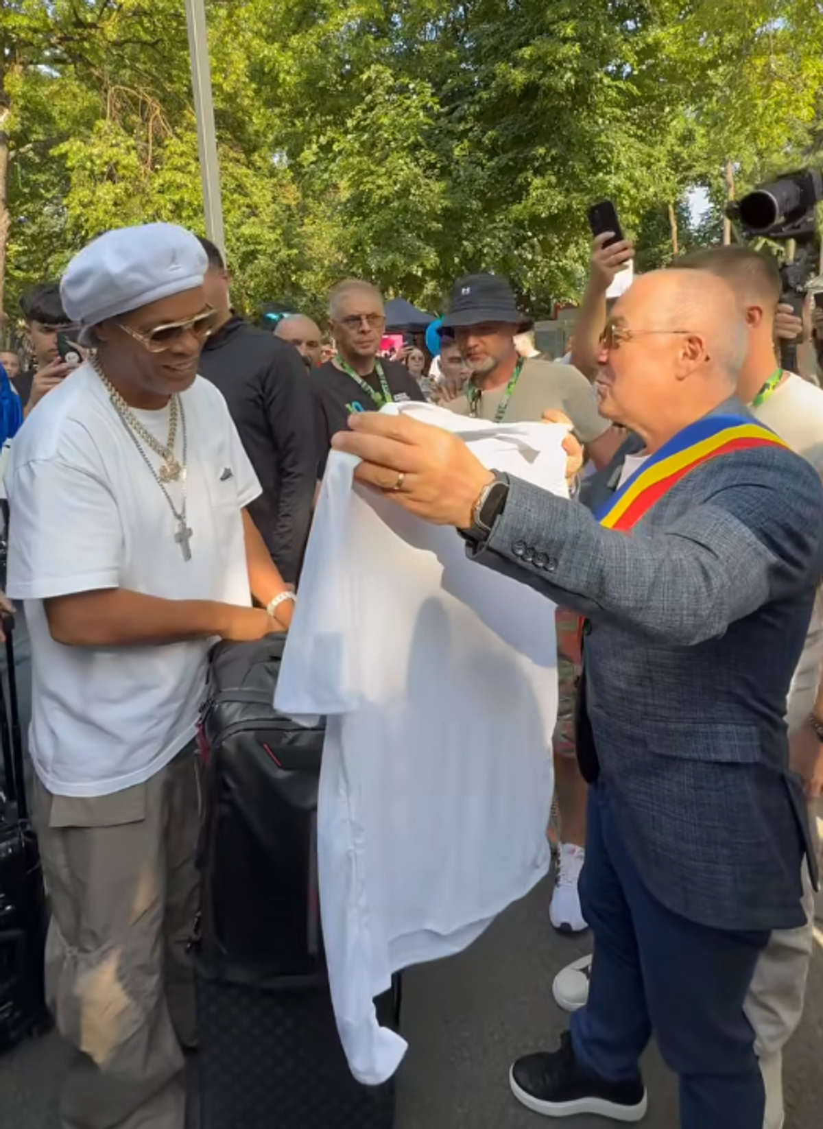 Ronaldinho a ajuns la Cluj și a fost așteptat de Emil Boc » Ce cadou i-a făcut primarul