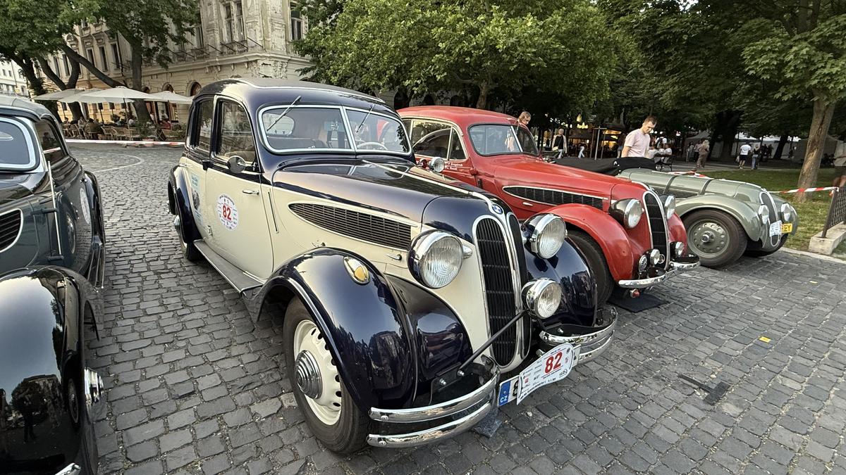 Imagini ca din perioada interbelică » Echipa GSP a participat la o cursă auto istorică: peste 100 de mașini de colecție