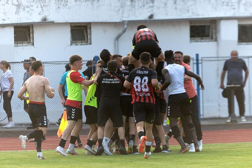 Jucătorii Gloriei, sărbătorind un gol în timpul barajului cu SCM Râmnicu Vâlcea // foto: Facebook @ Gloria Bistrița