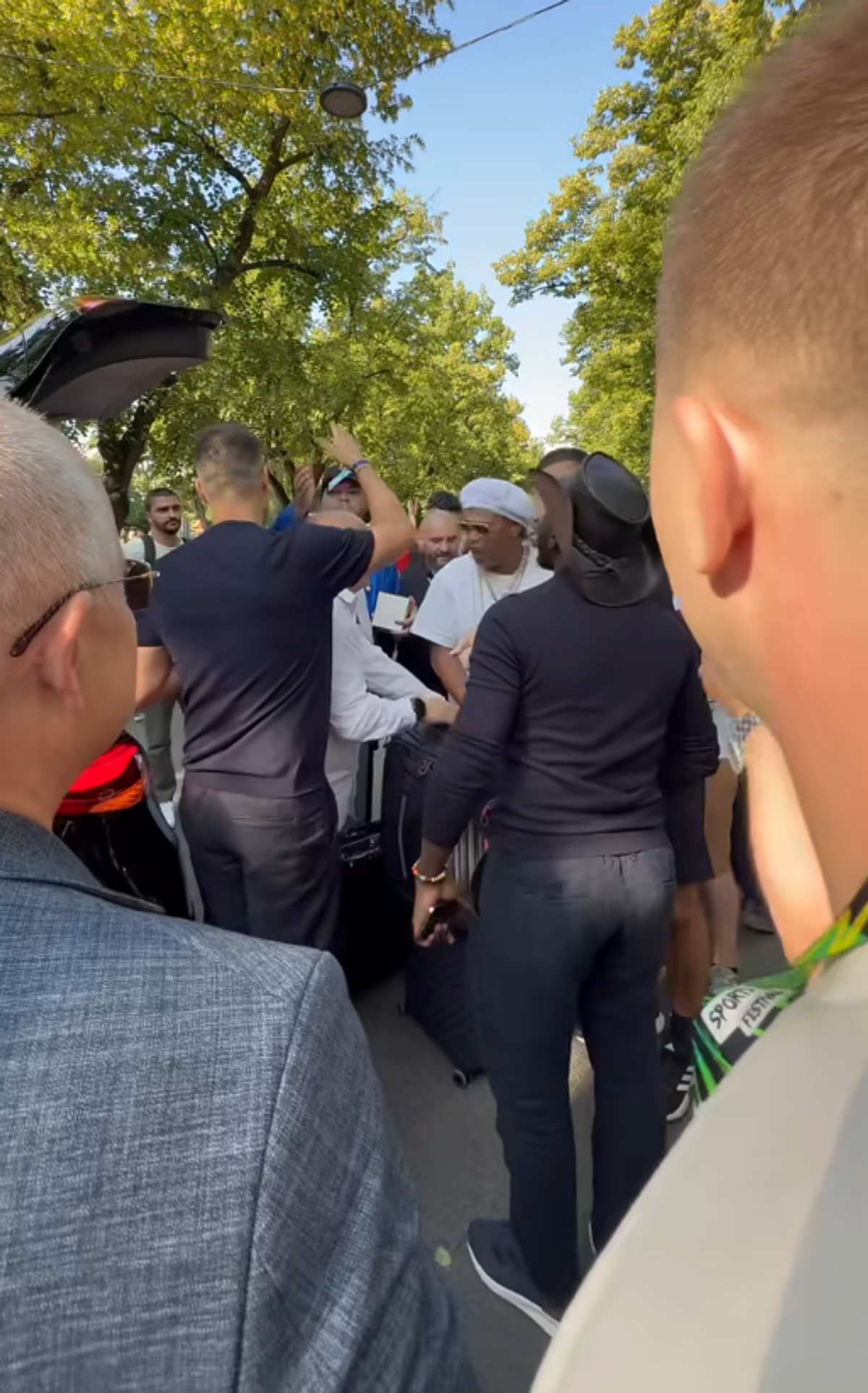 Ronaldinho a ajuns la Cluj și a fost așteptat de Emil Boc » Ce cadou i-a făcut primarul
