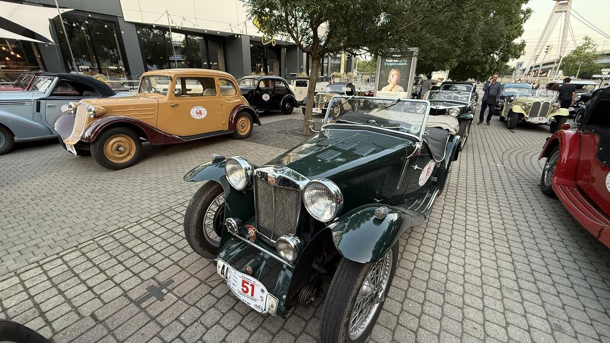Imagini ca din perioada interbelică » Echipa GSP a participat la o cursă auto istorică: peste 100 de mașini de colecție