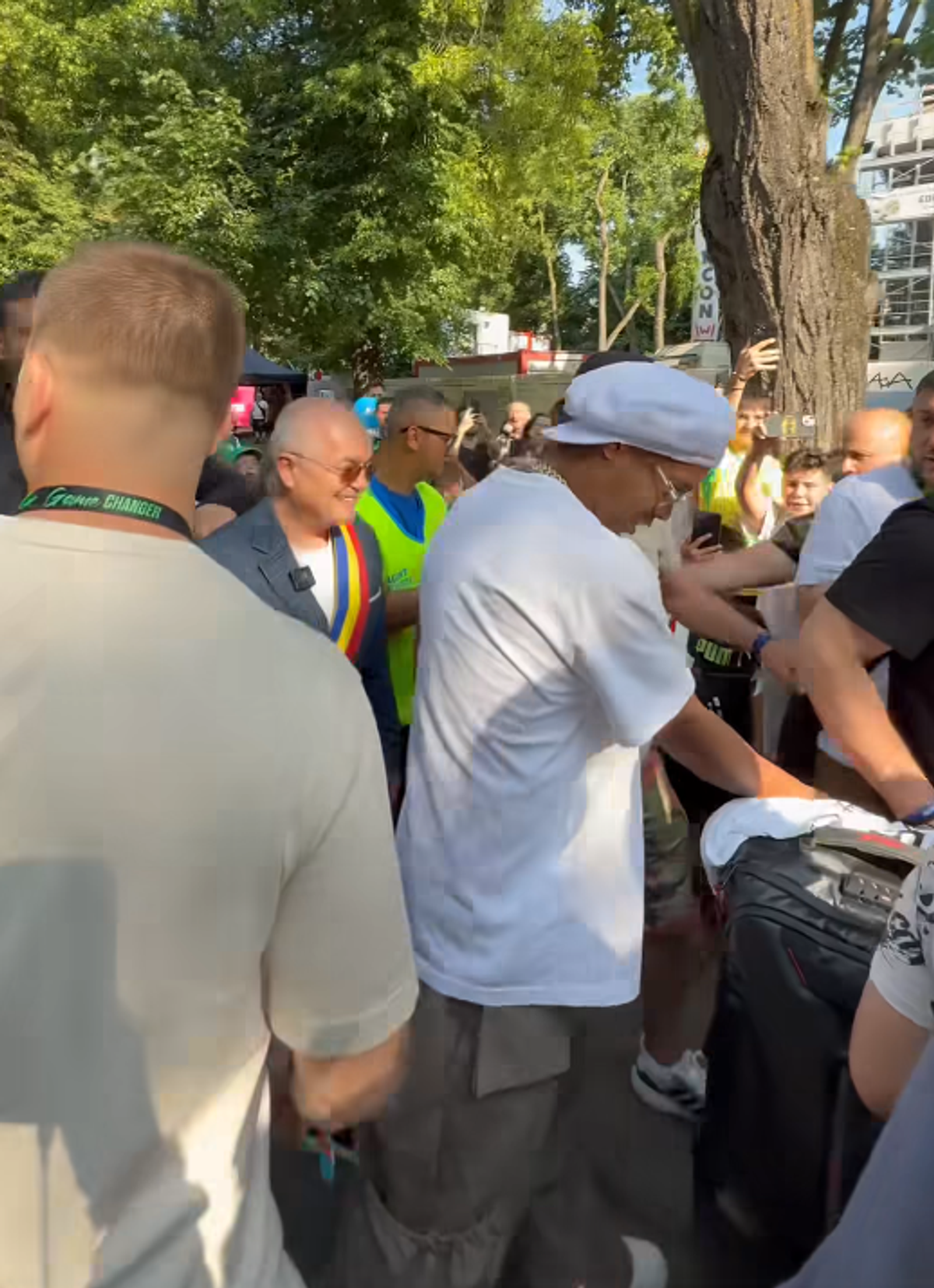 Ronaldinho a ajuns la Cluj și a fost așteptat de Emil Boc » Ce cadou i-a făcut primarul