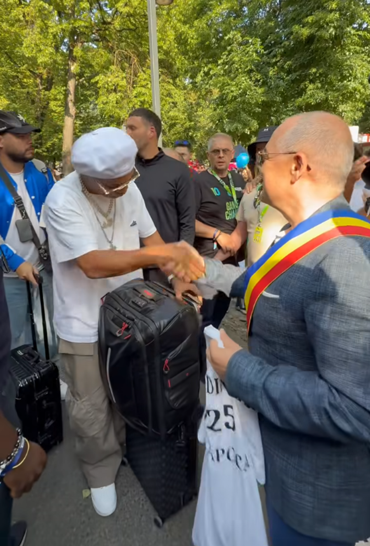 Ronaldinho a ajuns la Cluj și a fost așteptat de Emil Boc » Ce cadou i-a făcut primarul